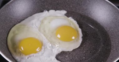 Kızgın yağ üzerinde kızarmış yumurta.