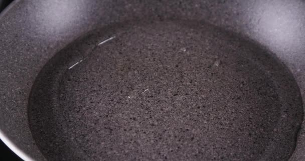 Mettre les œufs dans de l'huile chaude .