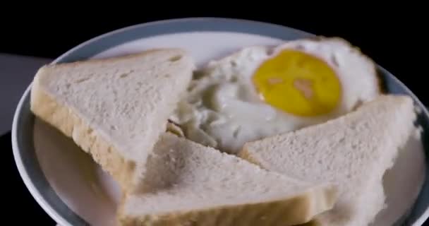 Прядение Яиц Хлебом — стоковое видео