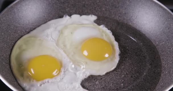 Œufs frits à l'huile chaude .