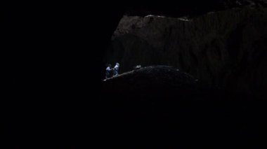 İki çocuk bir mağarada bir maceraya gidiyoruz.