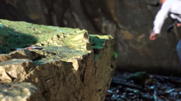 Zwei Jungen Spielen Einer Höhle — Stockvideo