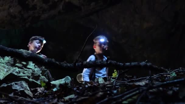 Zwei Jungen Erkunden Die Höhle — Stockvideo