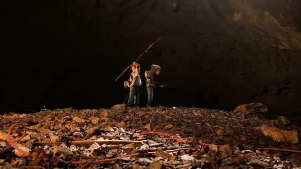 Dva Chlapci Hrají Jeskyni — Stock video