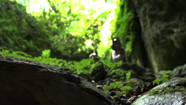 Dois Meninos Estão Indo Para Caverna — Vídeo de Stock