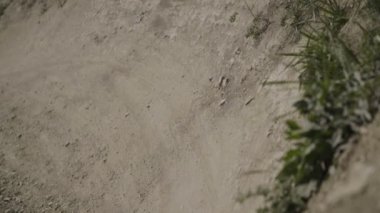 Geçmiş sürme ve kir bulutu tekme bir dağ bisiklet lastiği, yakın çekim