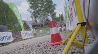 Dağ Bisiklet yarışçıları stabilize yol üzerinde sürüş