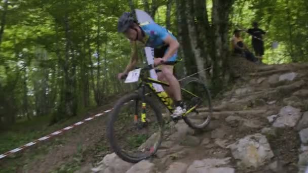 Concurrerende Mountain Bike Downhill Race — Stockvideo