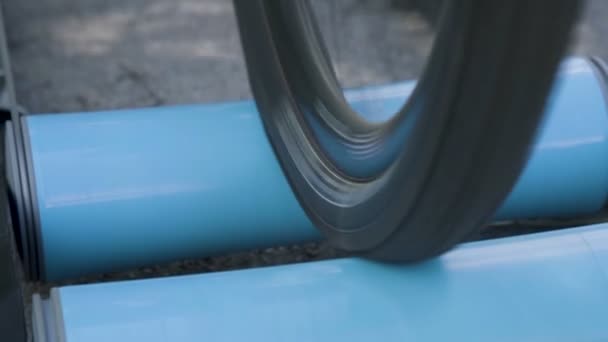 有竞争力的自行车手在滚筒上练习 — 图库视频影像