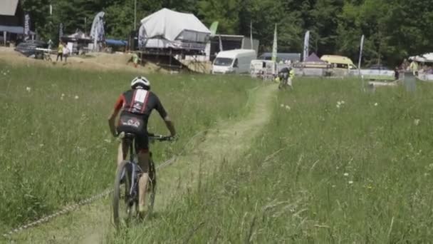 Leistungsstarke Mountainbiker Fahren Durch Eine Wildblumenwiese — Stockvideo