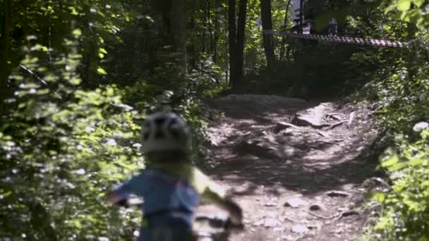 Chico Está Conduciendo Sendero Bicicleta Montaña — Vídeos de Stock