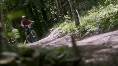 Genç Mountainbiker orman iz sürüş.