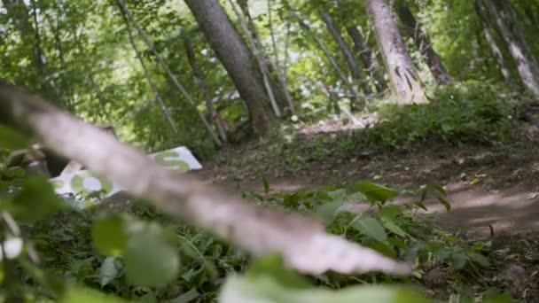 山地车手在森林的斜坡上跳跃 — 图库视频影像