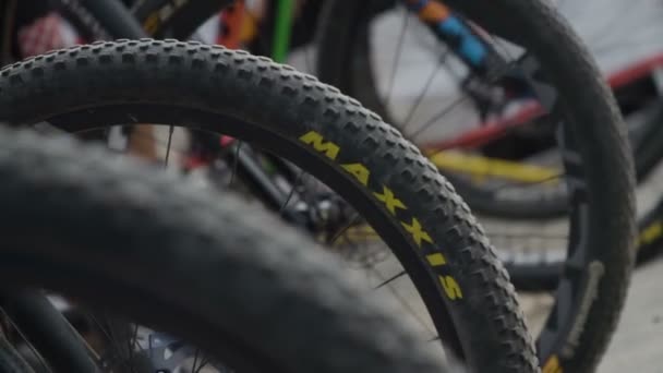 Versenyzők Készen Áll Verseny Kerékpár Kerekek — Stock videók