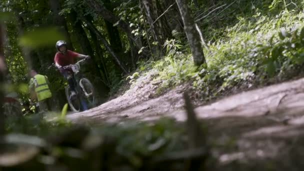 Joven Ciclista Montaña Conduciendo Por Sendero Forestal — Vídeos de Stock