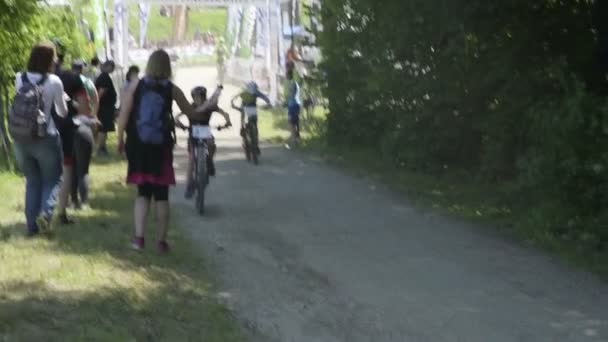 Joven Ciclista Montaña Competitivo Bebiendo Mientras Conduce — Vídeos de Stock