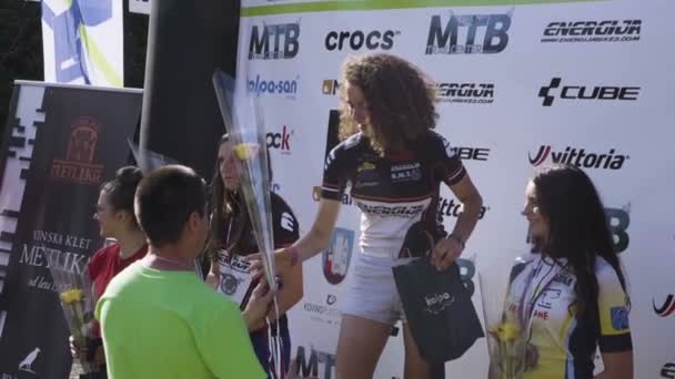 Mujer Joven Está Recibiendo Una Medalla Por Ganar Carrera Bicicleta — Vídeo de stock