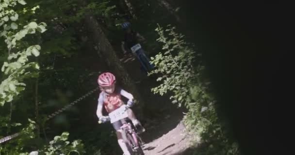 Jonge Mountain Bike Rider Eraf Valt Een Fiets — Stockvideo
