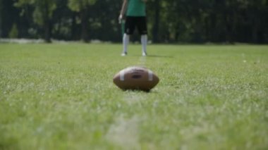  Ragbi futbol topu alan. 