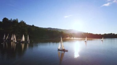 Bir gün batımı yelken lastik bot yelkenli