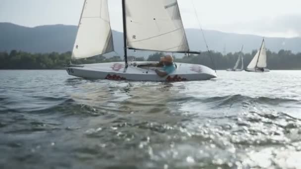 Gölde Sandal Yelkenli Yarış — Stok video