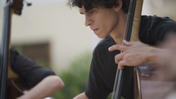 音乐家演奏低音提琴 — 图库视频影像