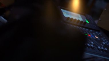 Karıştırma masanın üzerinde bir canlı konser.