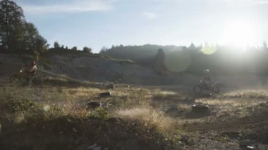 Gün batımında Motocross eğitimi