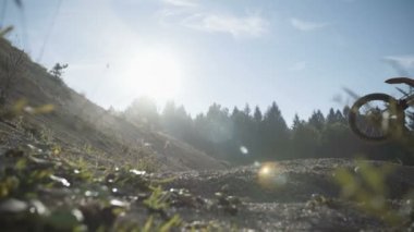 Kir bisiklet atlama ve yokuş yukarı sürüş.