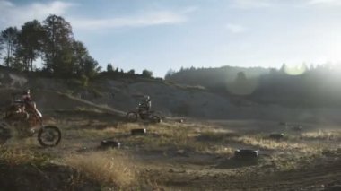 İz üzerinde kir bisiklet binici. 