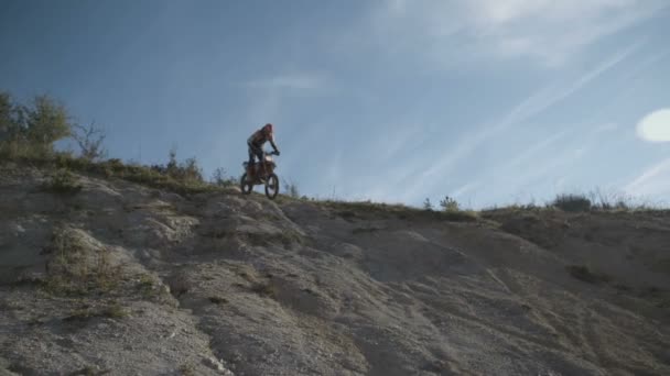 Dirt Bike Racer Springt Beim Abfahren — Stockvideo