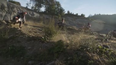 Gün batımında Motocross eğitimi