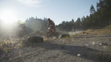 Gün batımında Motocross eğitimi