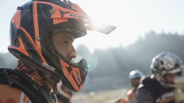 Pengendara Motocross Dengan Helm Terpasang — Stok Video