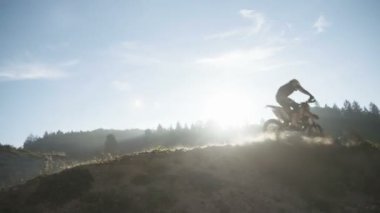 Gün batımında Motocross eğitimi