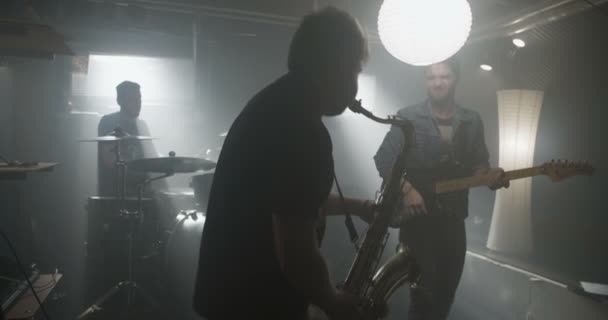 Saxofonist Bei Biegeprobe — Stockvideo