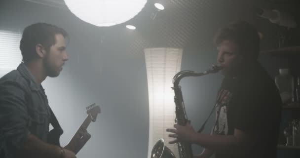 Gitarr Och Saxofon Spelare Störning — Stockvideo