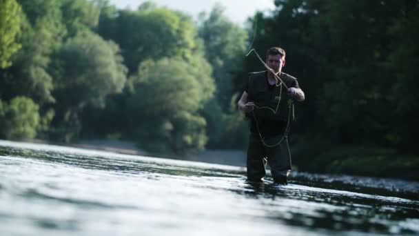 Ein Fischer Wirft Köder Ins Wasser — Stockvideo