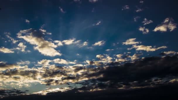 Розсіювати Хмари Сонячними Променями — стокове відео