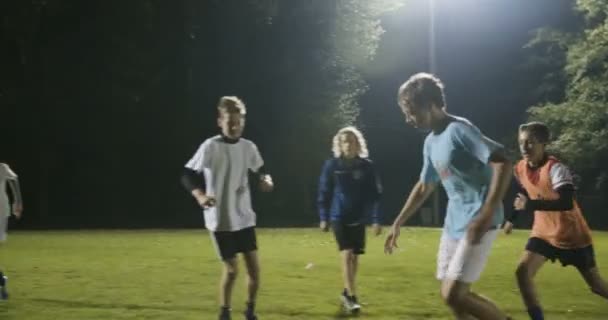 Fußballer Schießt Tor Und Feiert — Stockvideo