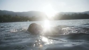 Bir gün batımı atletik açık gezinme yüzücü eğitim