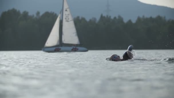 Schwimmer Und Schlauchboot — Stockvideo