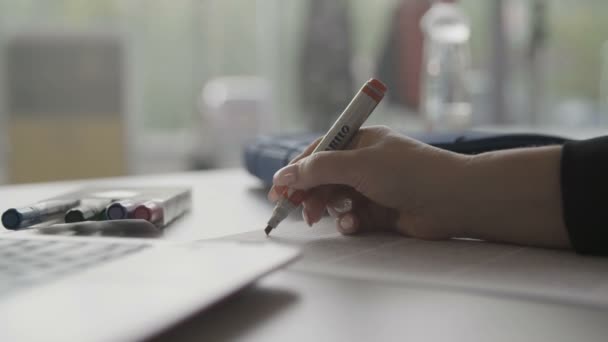 Mulher Escrevendo Com Caneta Marcador — Vídeo de Stock