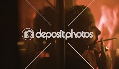 Güzel kadın aydınlatma Sigara