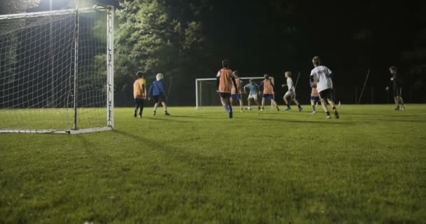 Παιδιά Παίζει Ποδόσφαιρο Στο Γήπεδο — Αρχείο Βίντεο