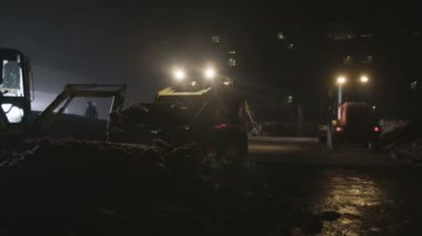 Bir toprak yığını taşıma skid steer loader