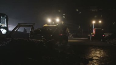 Buldozer bobcat bir toprak yığını taşıma
