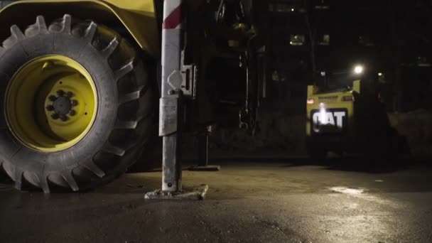 Backhoe Met Stabiliserende Poten — Stockvideo