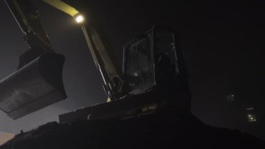 Hidrolik Ekskavatör kova için kir kullanıyor