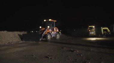 İnşaat alanında yükleyici